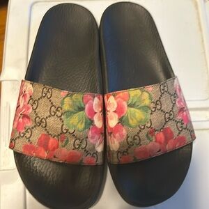 Gucci blooms supreme slide sandals good condition! Comes with original box!
